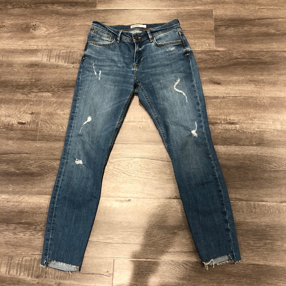 Zara Distressed Faded Denim Jeans With Frayed Hem